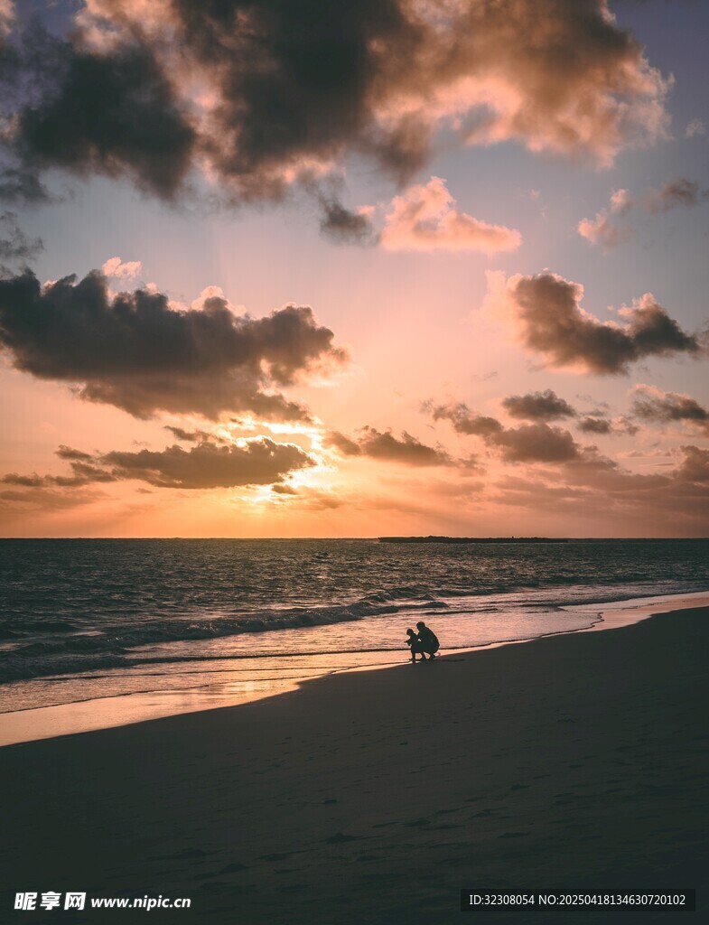 夕阳下的静谧海滩美景