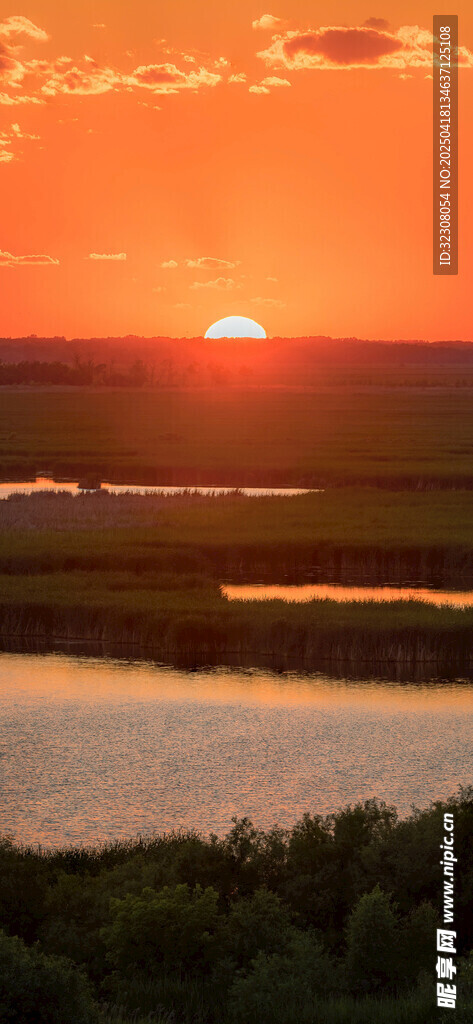 夕阳下的河畔美景