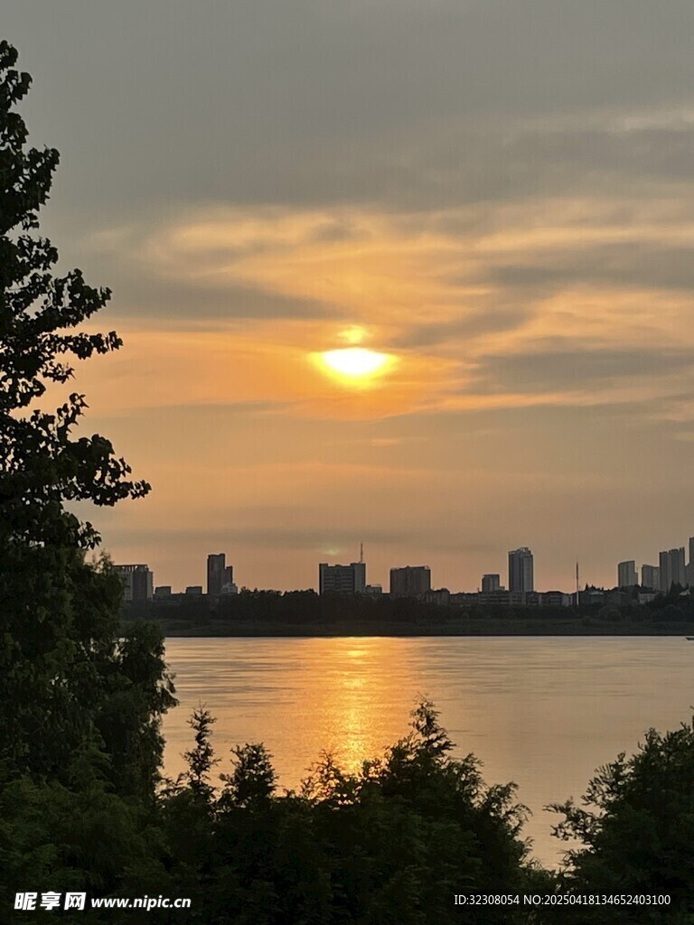 湖畔日落美景