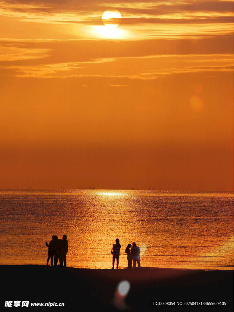 夕阳下的海边漫步身影