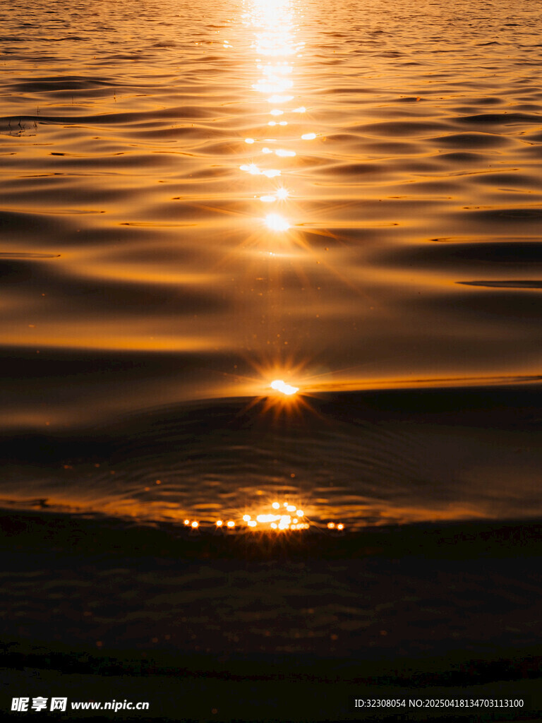 夕阳下波光粼粼的水面