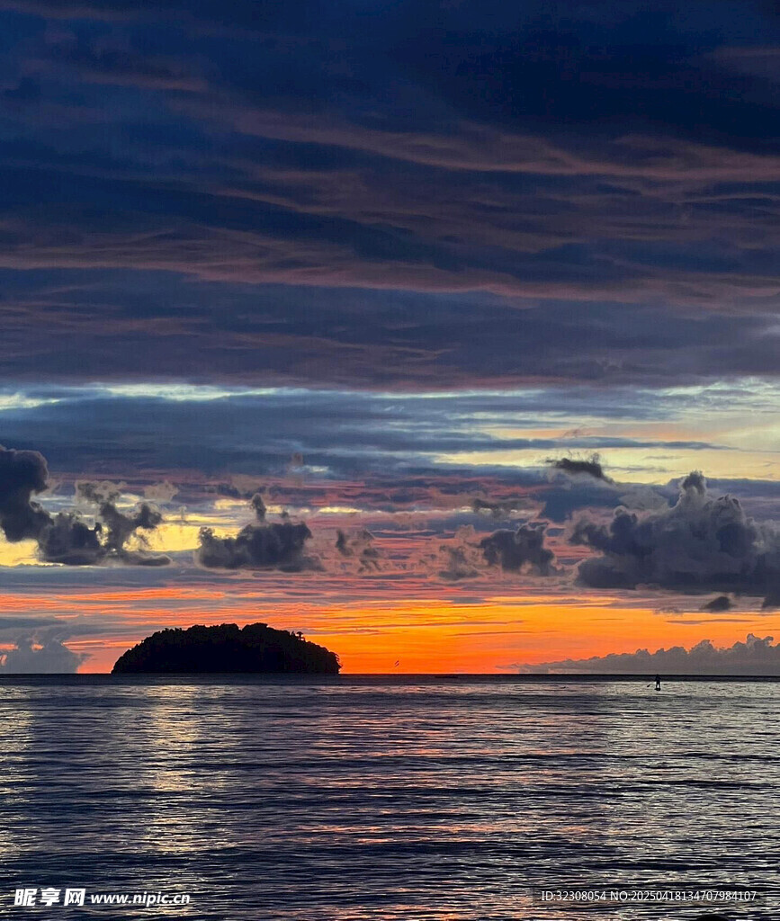 海上日落时的孤岛美景