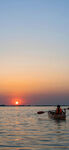 夕阳下的海上皮划艇之旅