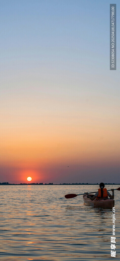 夕阳下的海上皮划艇之旅
