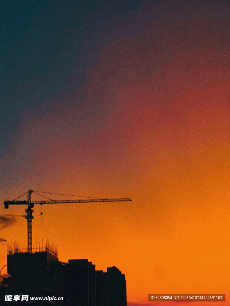 夕阳下的塔吊与建筑