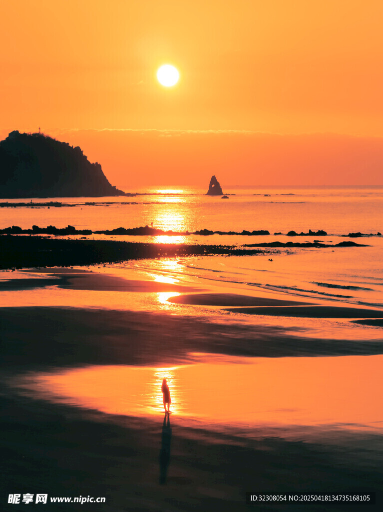 夕阳下的海滩孤独身影