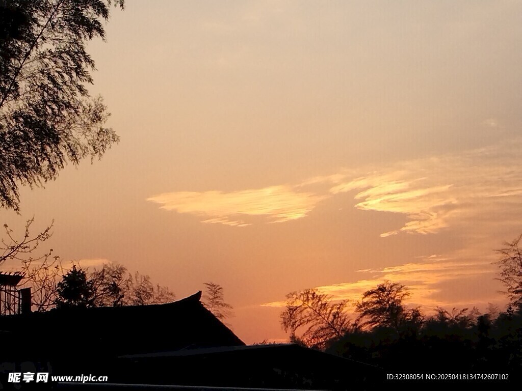 夕阳下的中式建筑美景