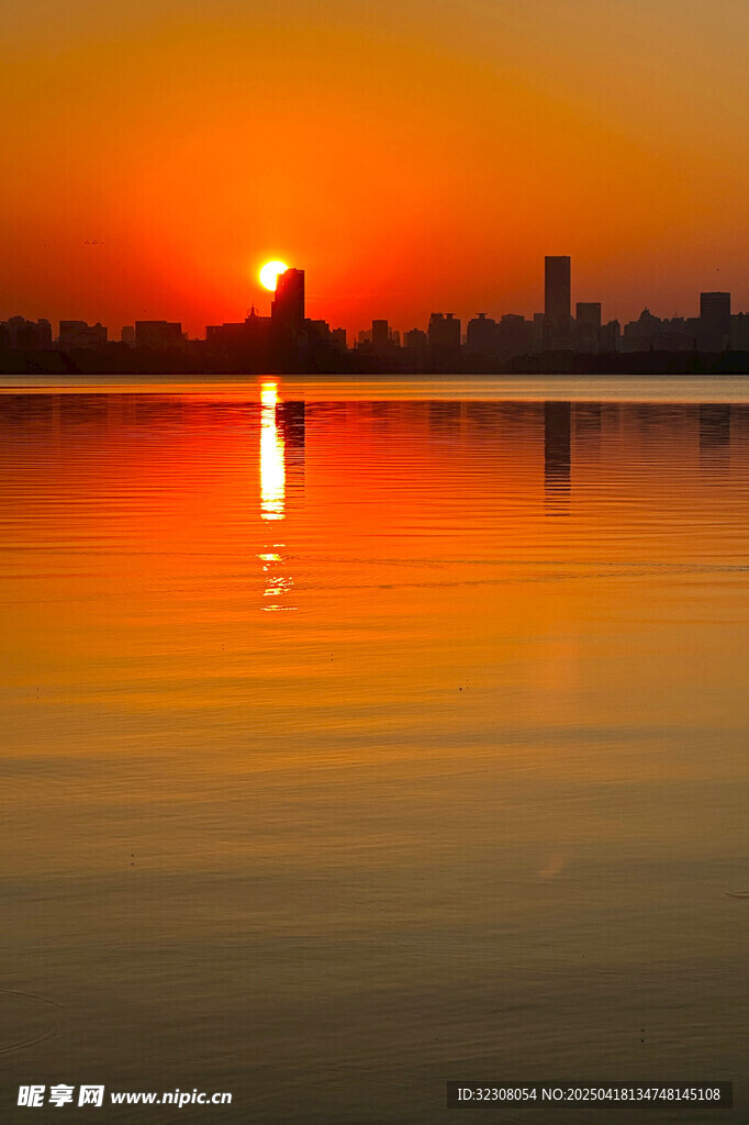 湖畔日落城市美景