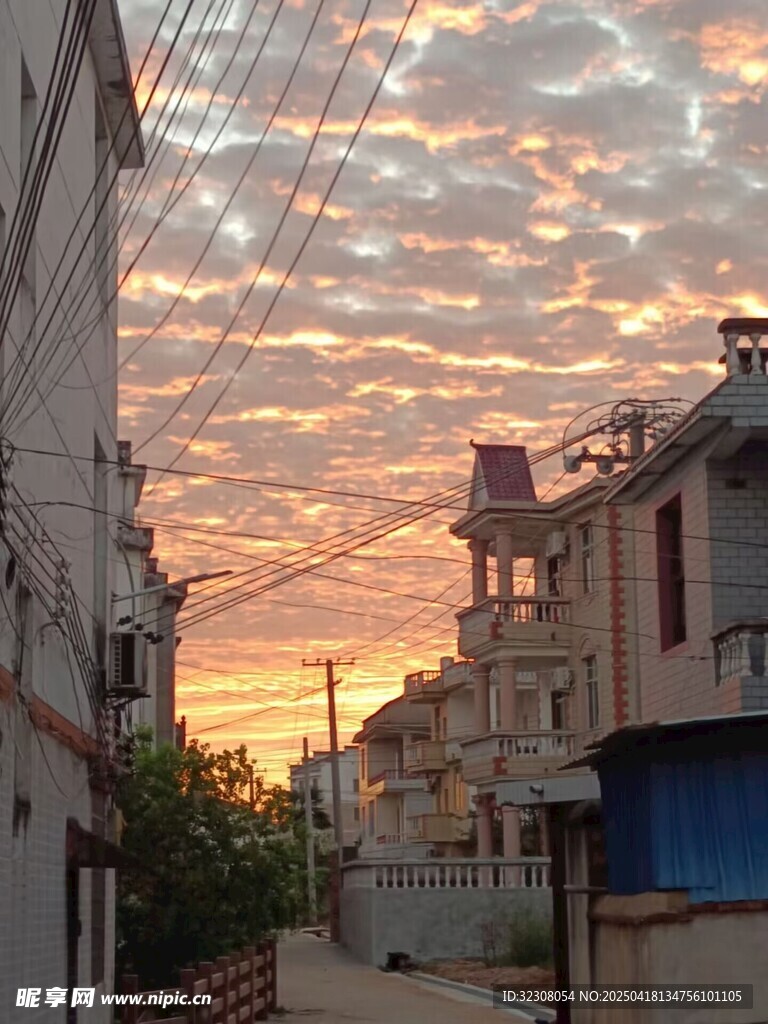 夕阳下的城镇街道美景