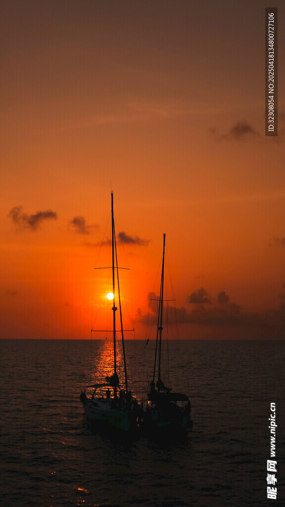 夕阳下的海上帆船