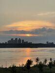 湖畔日落城市天际线美景