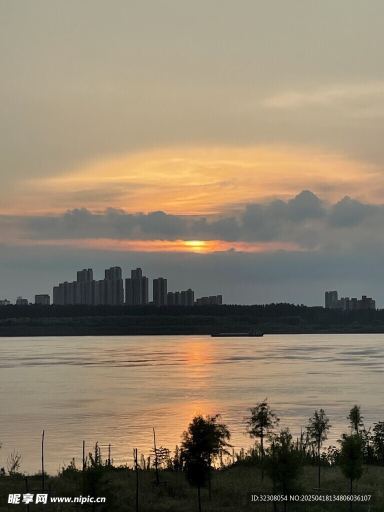 湖畔日落城市天际线美景