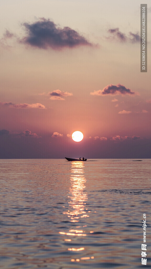 海上日落孤舟美景