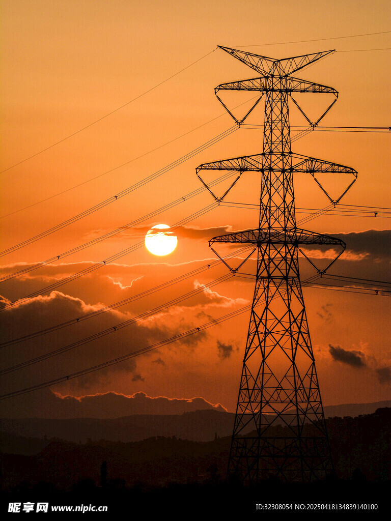 夕阳下的输电塔