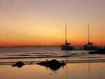 夕阳下的海边船只美景