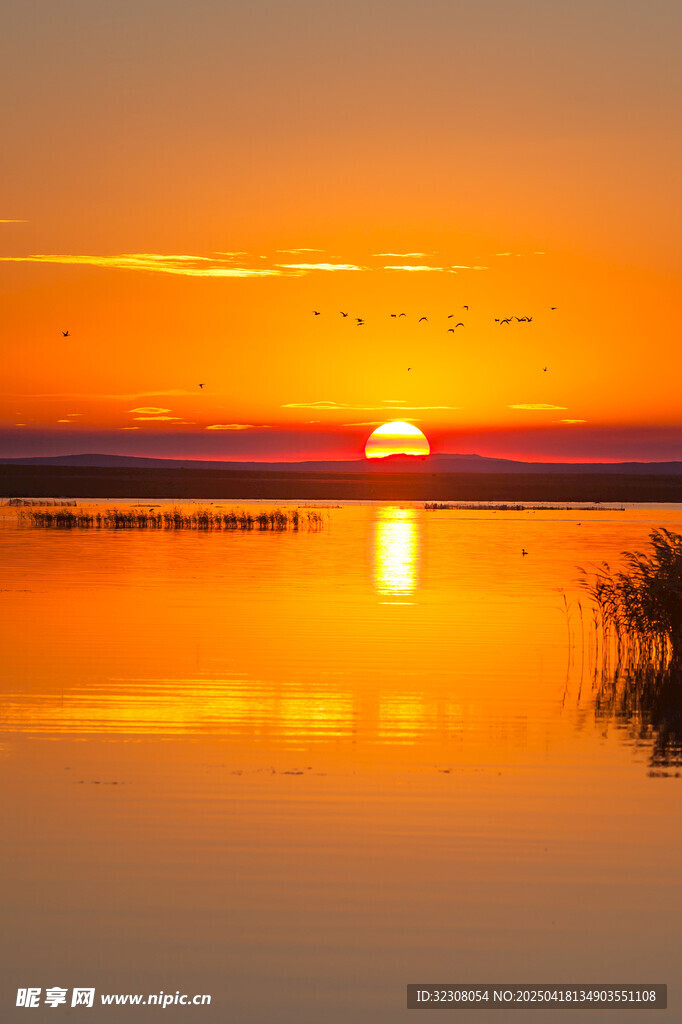 夕阳下平静湖面的美丽景象
