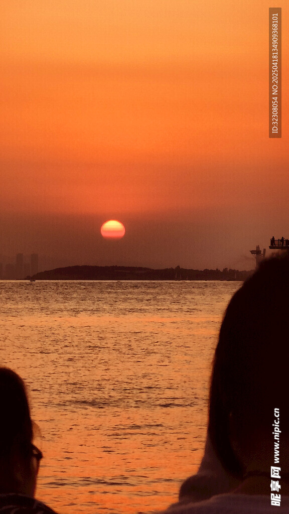海边日落时的温馨背影