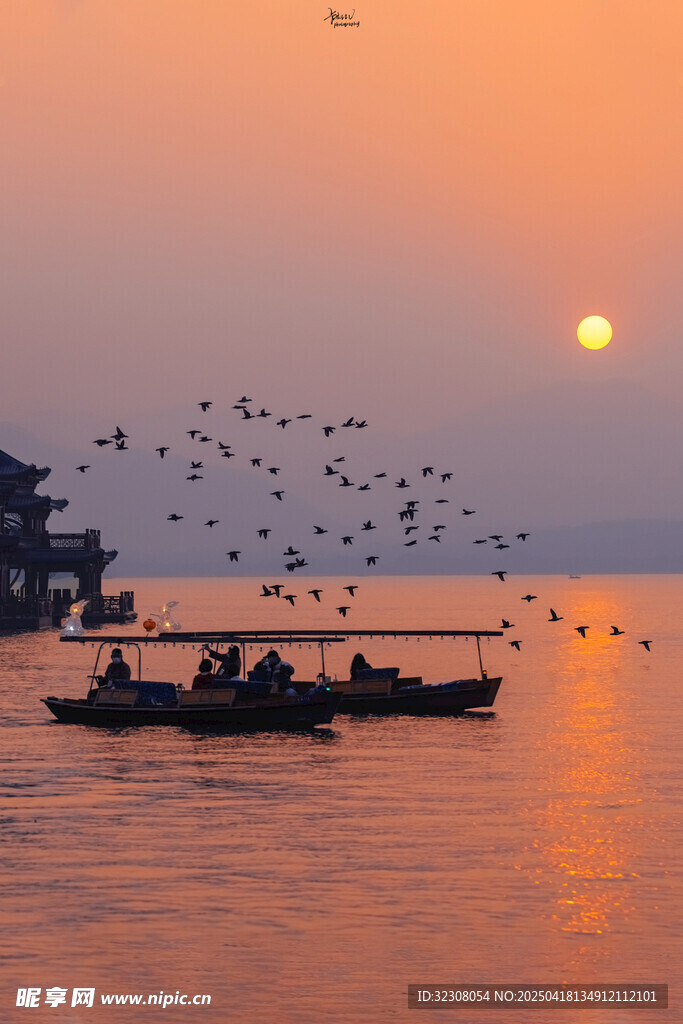 夕阳下渔船飞鸟海上美景