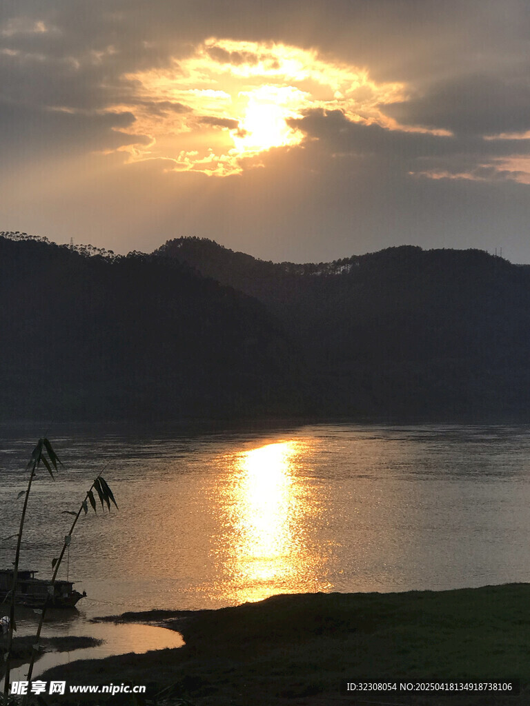 夕阳下的山水湖景