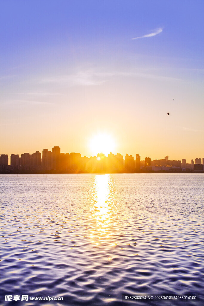 夕阳下波光粼粼的城市水域