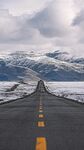 公路伸向雪山壮丽风景