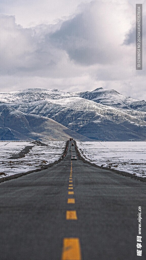 公路伸向雪山壮丽风景