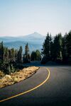 蜿蜒公路旁的壮丽山景
