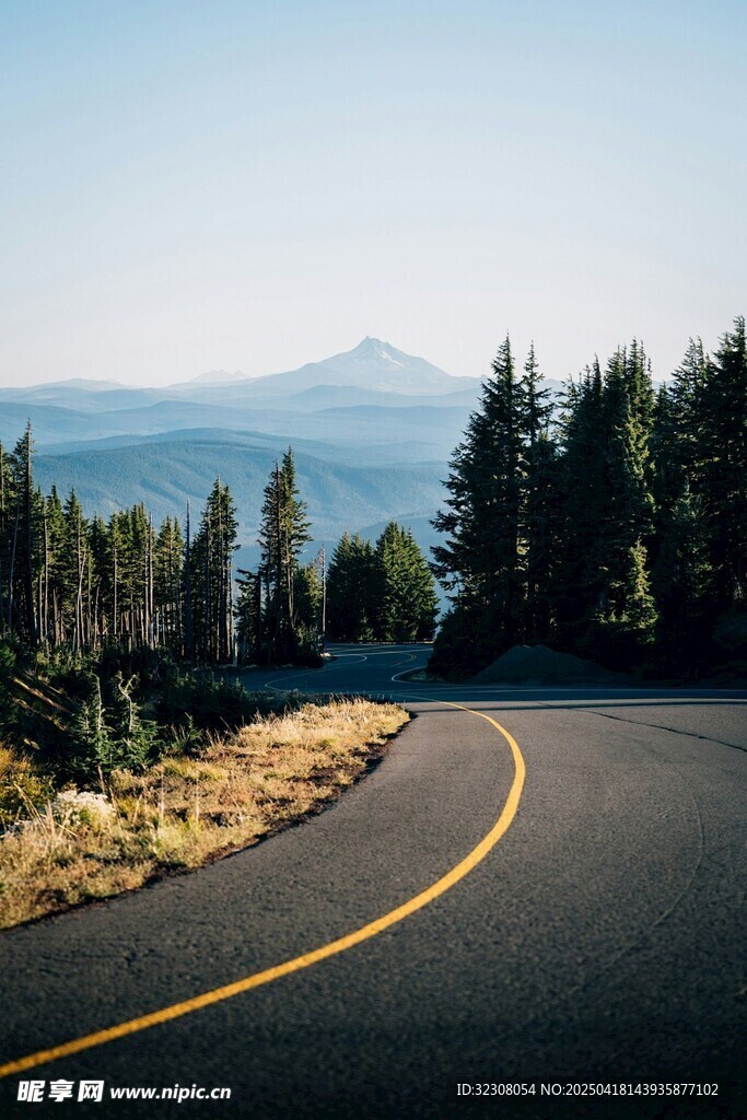 蜿蜒公路旁的壮丽山景