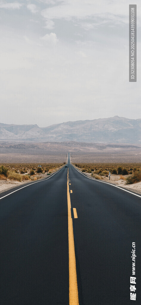 笔直公路伸向远方