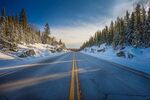 冬日雪覆公路美景