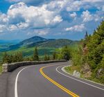 蜿蜒公路穿行于山林美景