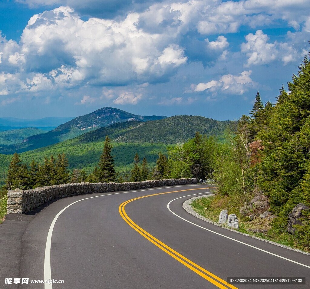 蜿蜒公路穿行于山林美景