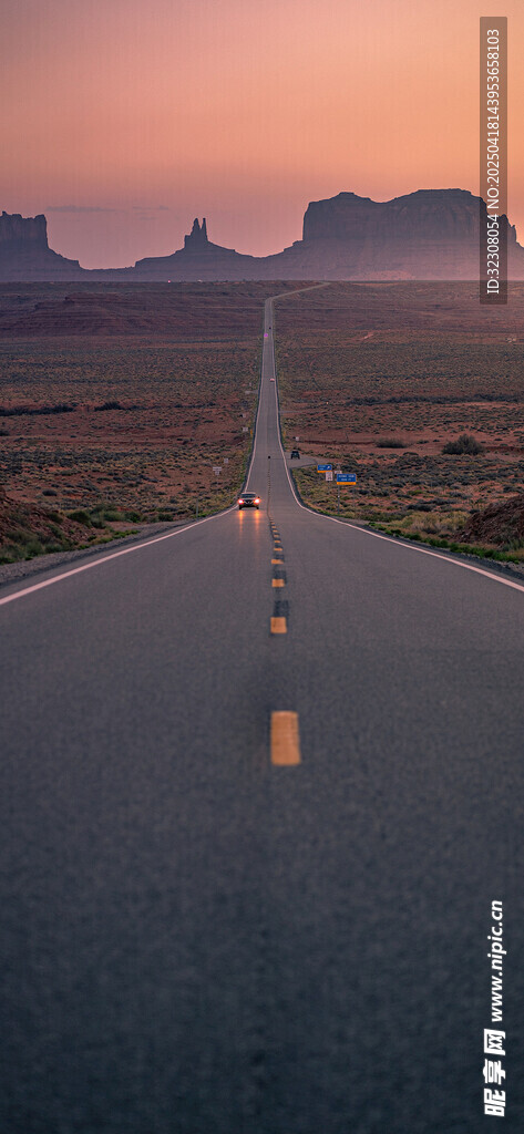 荒漠公路延伸至远方