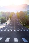 晨光下的宽阔公路