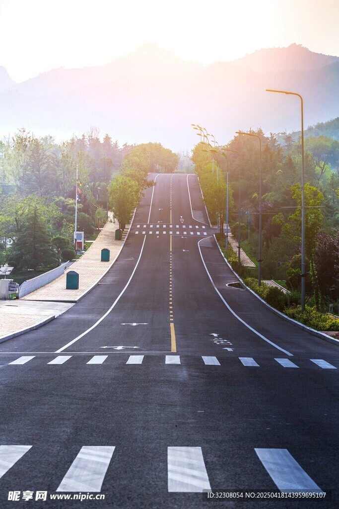晨光下的宽阔公路