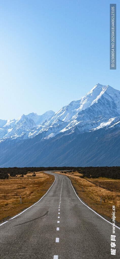 公路延伸向巍峨雪山
