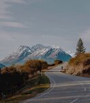 蜿蜒公路旁的壮丽雪山景
