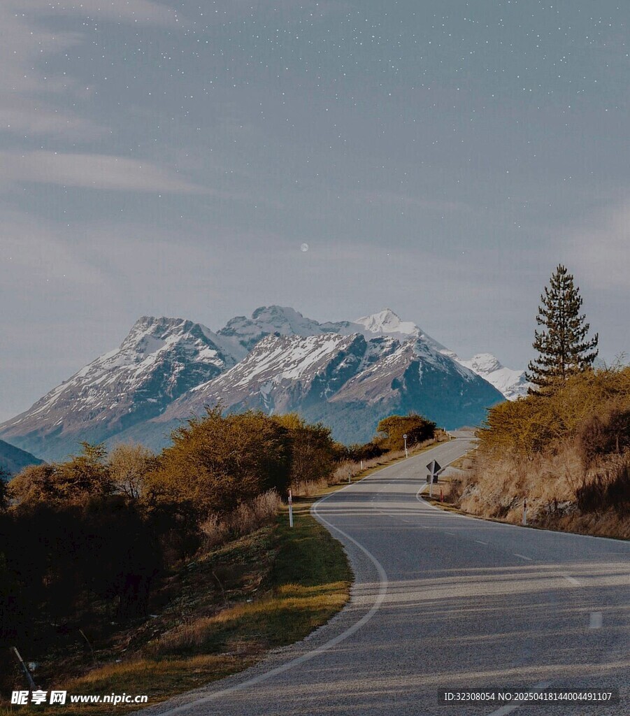 蜿蜒公路旁的壮丽雪山景