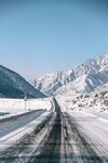 雪覆长路延向雪山