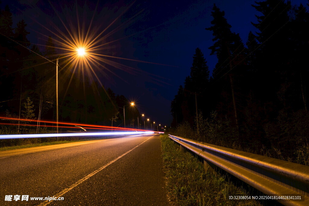 夜晚公路光影轨迹画面
