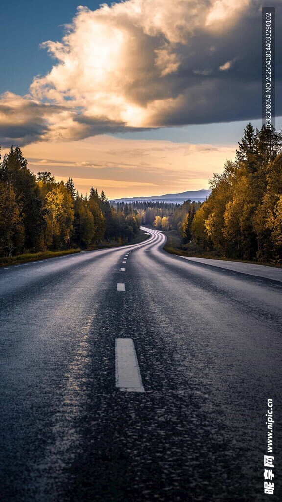 公路伸向远方的壮丽风景