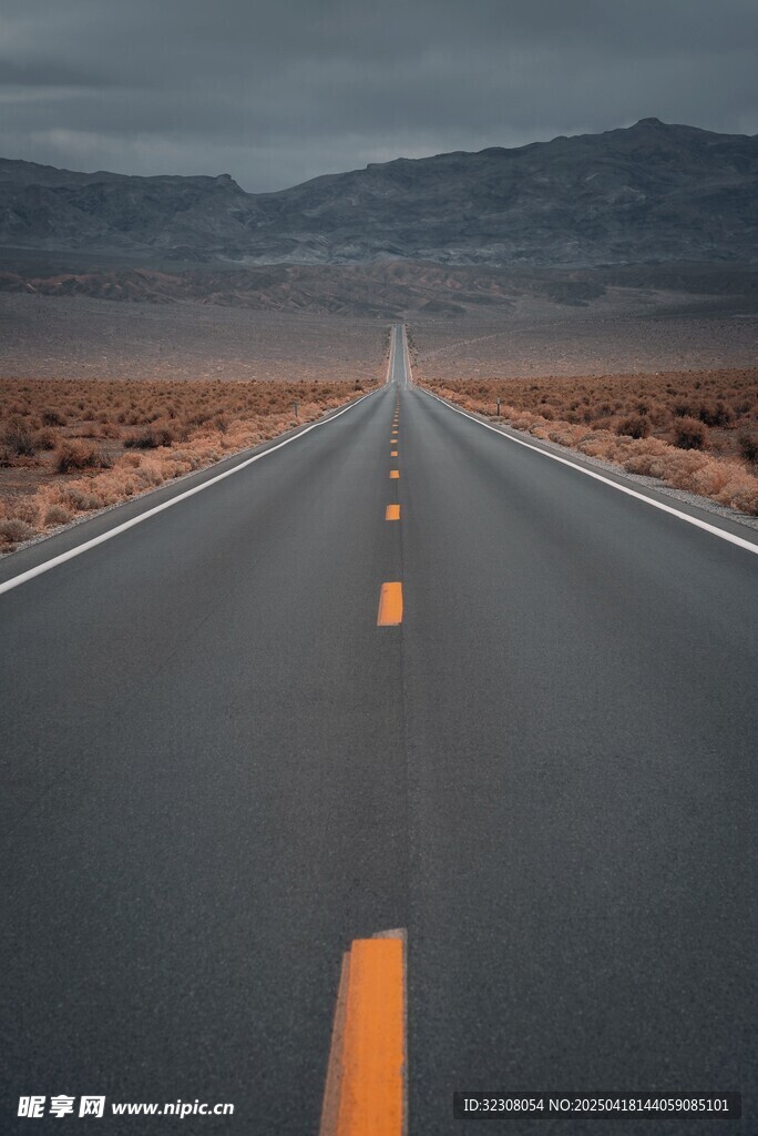 旷野中的延伸公路