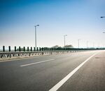 宽阔公路延伸向远方