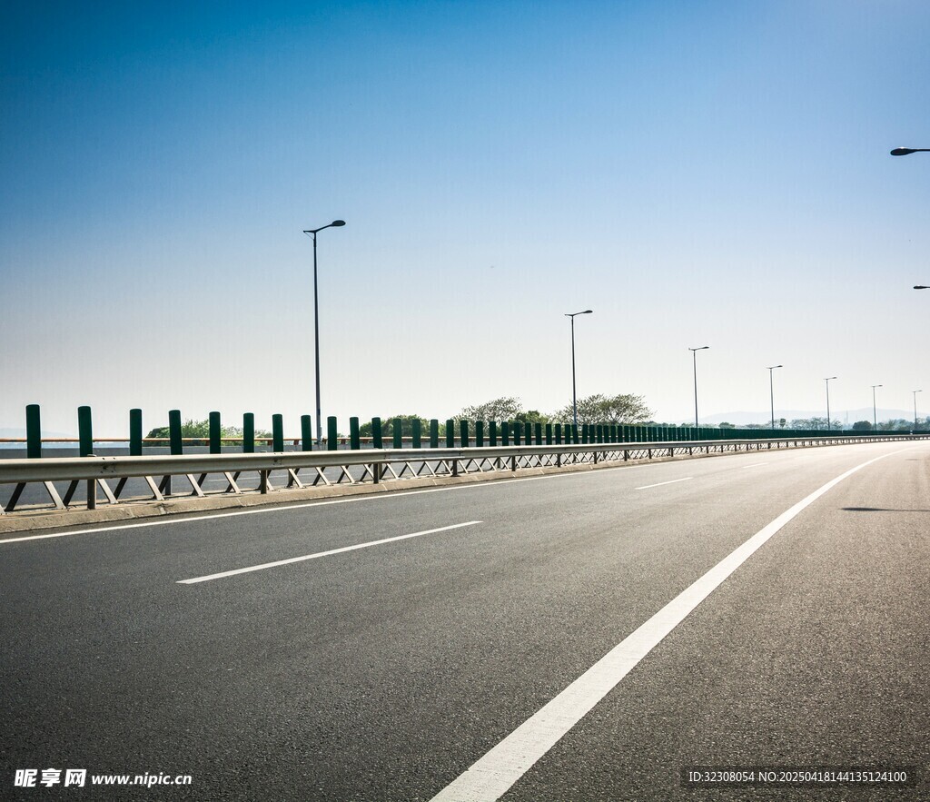 宽阔公路延伸向远方