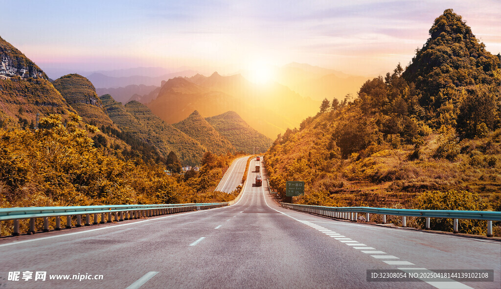 公路穿行山间迎向阳光