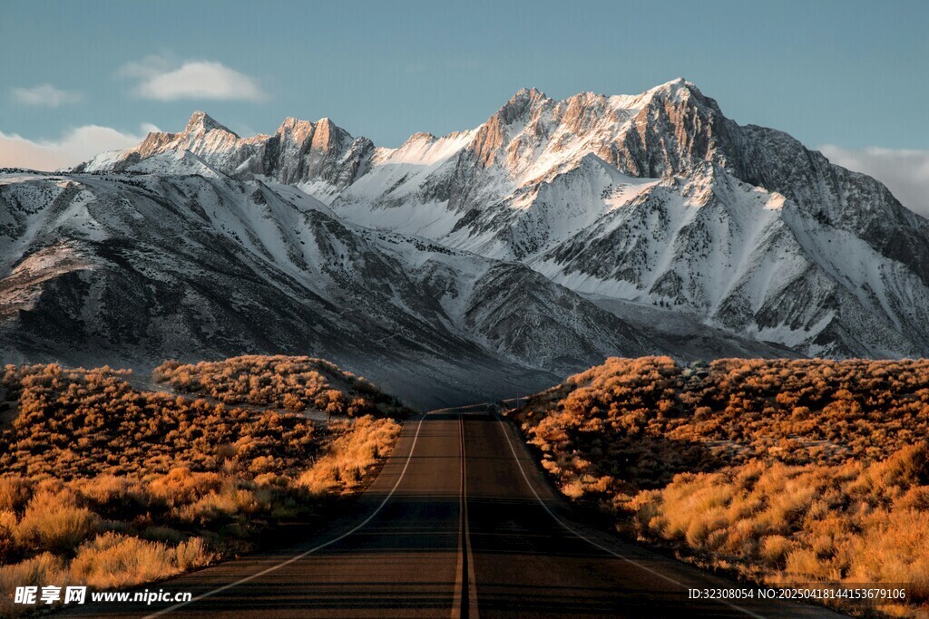 雪山下的公路美景