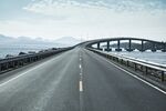 宽阔公路与跨海大桥景观