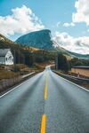 宽阔公路通向远方美景