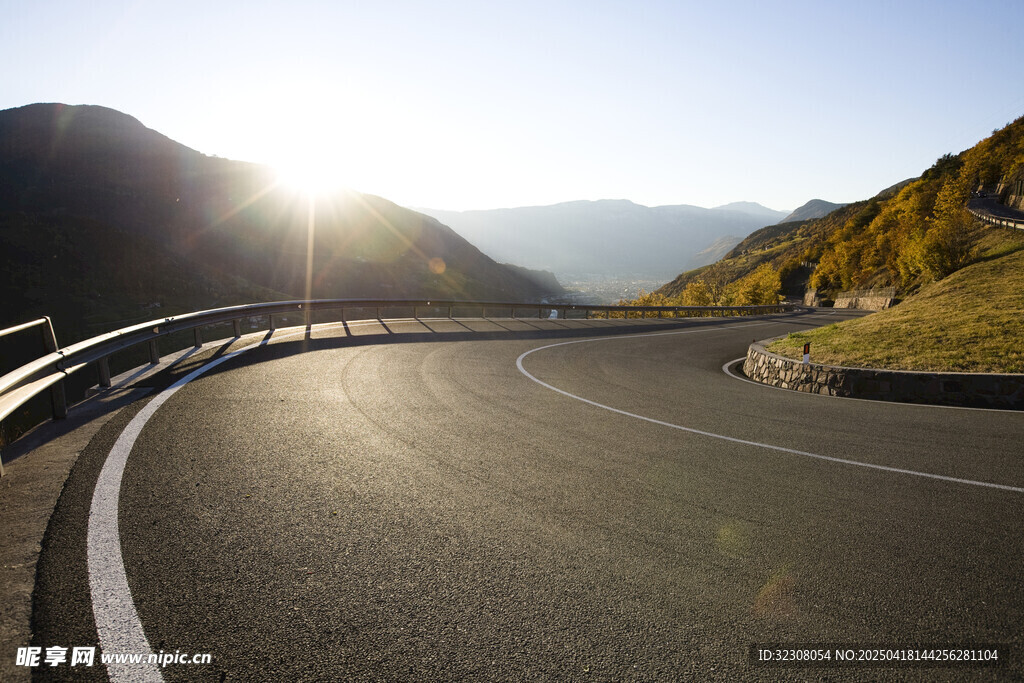 山间公路迎晨曦