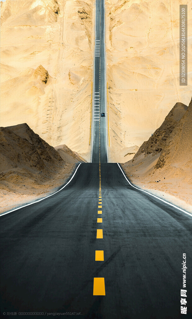 沙漠中延伸的笔直公路